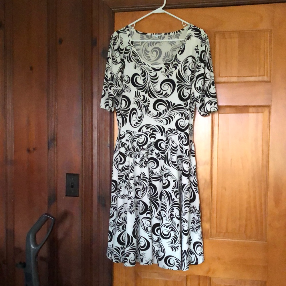 LuLaRoe Black and White Dress 2XL with pockets
